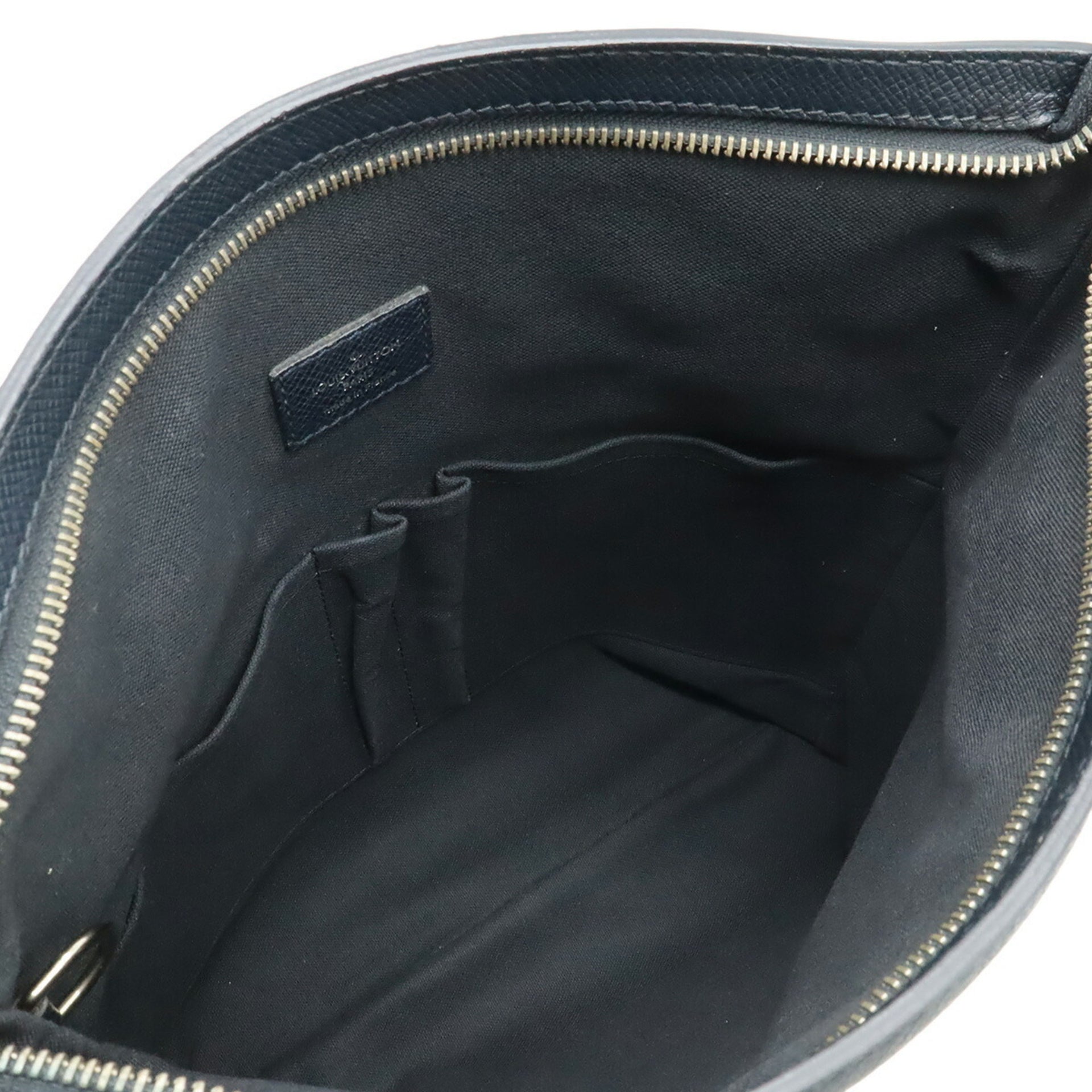LOUIS VUITTON Taiga Sasha schoudertas 8