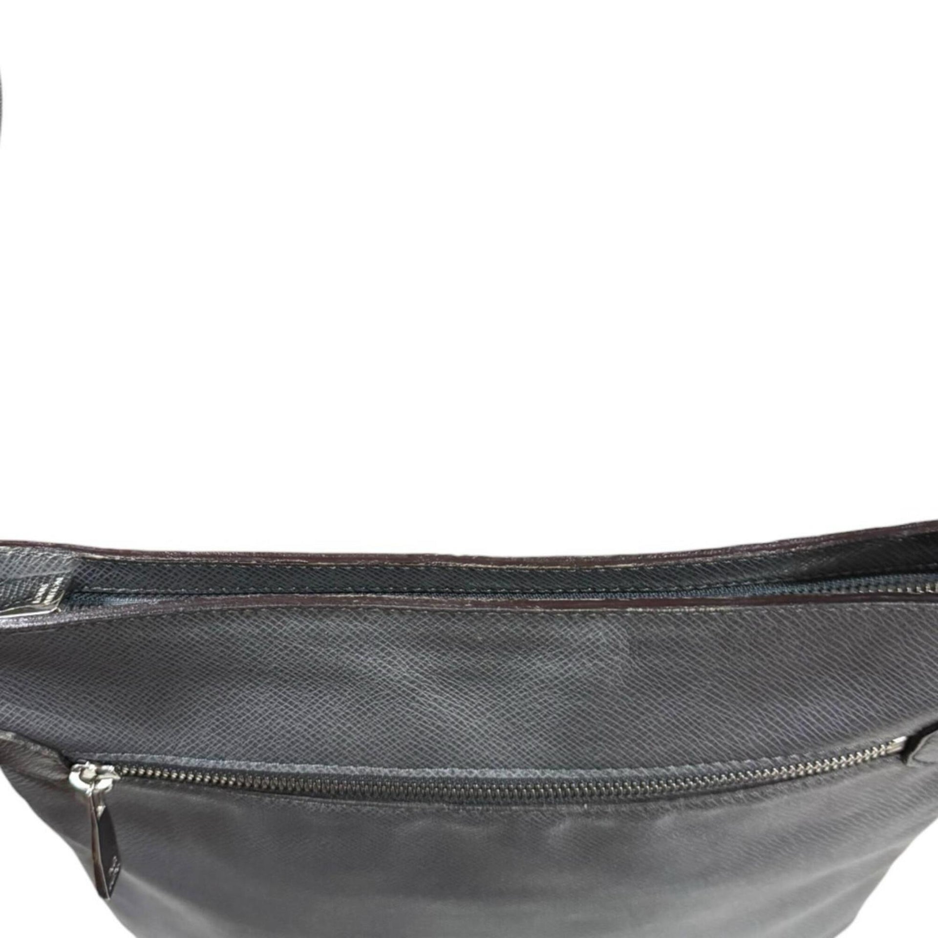 Louis Vuitton Sasha-schoudertas Taiga 11